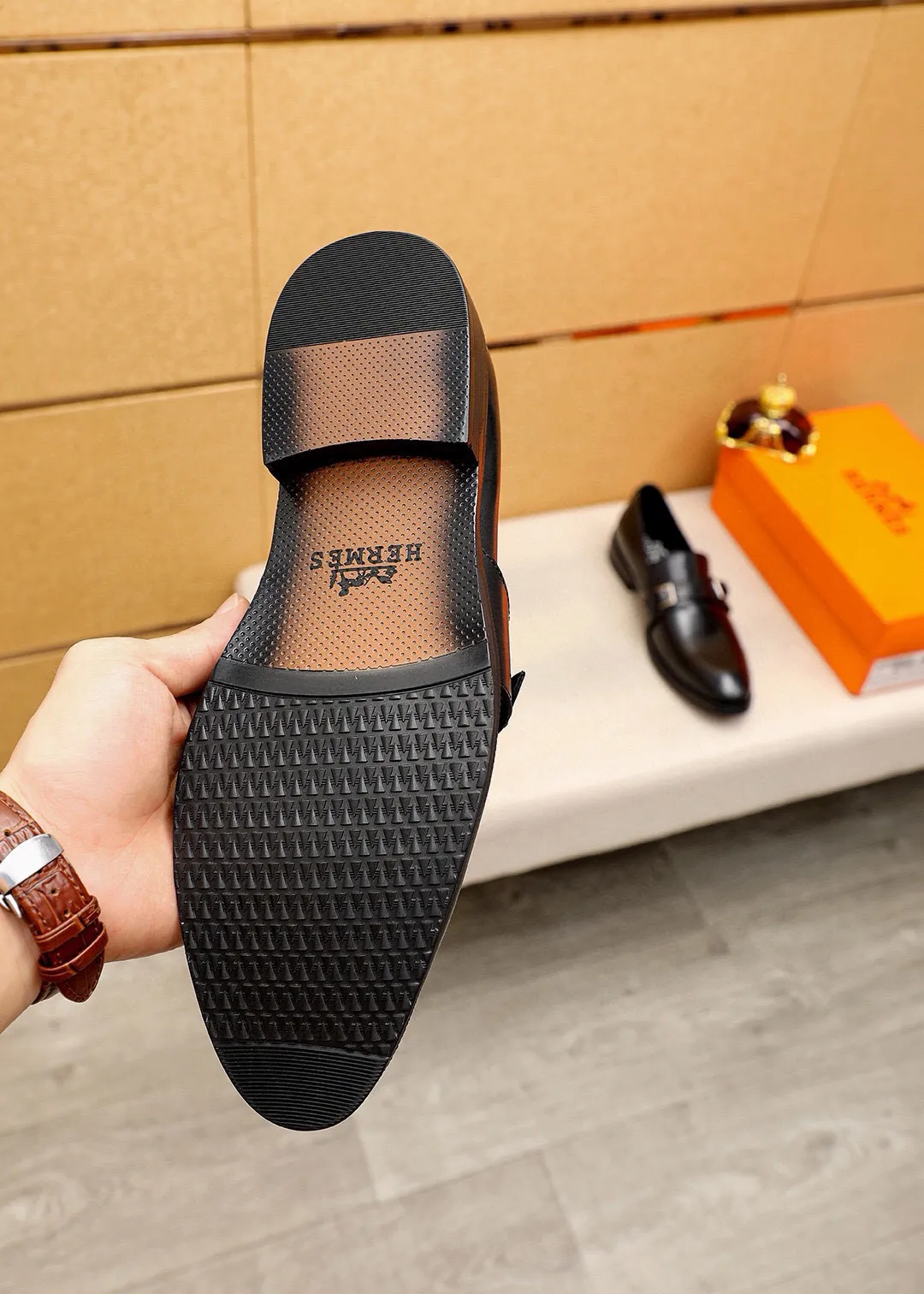 Men's shoes💰480💐 Product trademark: HERMES "Hermès" business leather shoes Regular size: 38-44 (45🉑️customized) Product materials: Selected imported first-layer calfskin upper, imported water-dyed cowhide lining. Strong three-dimensional visual effect, non-slip and wear-resistant combination outsole Color: 2⃣️colors available